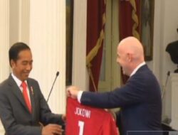Bahas Stadion dan Kelanjutan Piala Dunia U-20, Berikut Rangkuman Pertemuan Antara Presiden FIFA dengan Jokowi yang Dapat Jersey Khusus
