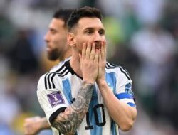 Pakai Sepatu Emas Spesial, Lionel Messi Kalah Dari Arab Saudi di Piala Dunia 2022