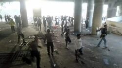 Lagi! Kerusuhan Suporter Pecah di Gresik, Polisi Tembakan Gas Air Mata. 28 Orang Dilaporkan Luka-luka