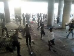 Lagi! Kerusuhan Suporter Pecah di Gresik, Polisi Tembakan Gas Air Mata. 28 Orang Dilaporkan Luka-luka