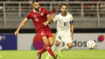 Jordi Amat berduel dengan pemain Irak pada laga kualifikasi Piala Dunia