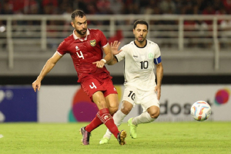 Jordi Amat berduel dengan pemain Irak pada laga kualifikasi Piala Dunia