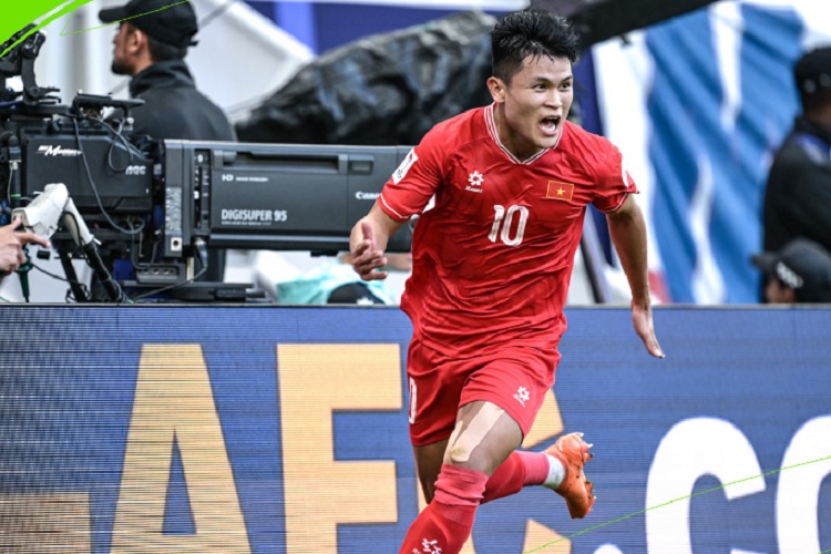 Pemain Vietnam Pham Tuan Hai selebrasi usai cetak gol